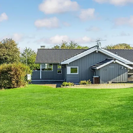 Three-bedroom In Allinge-Sandvig