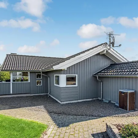 Three-bedroom In Allinge-Sandvig